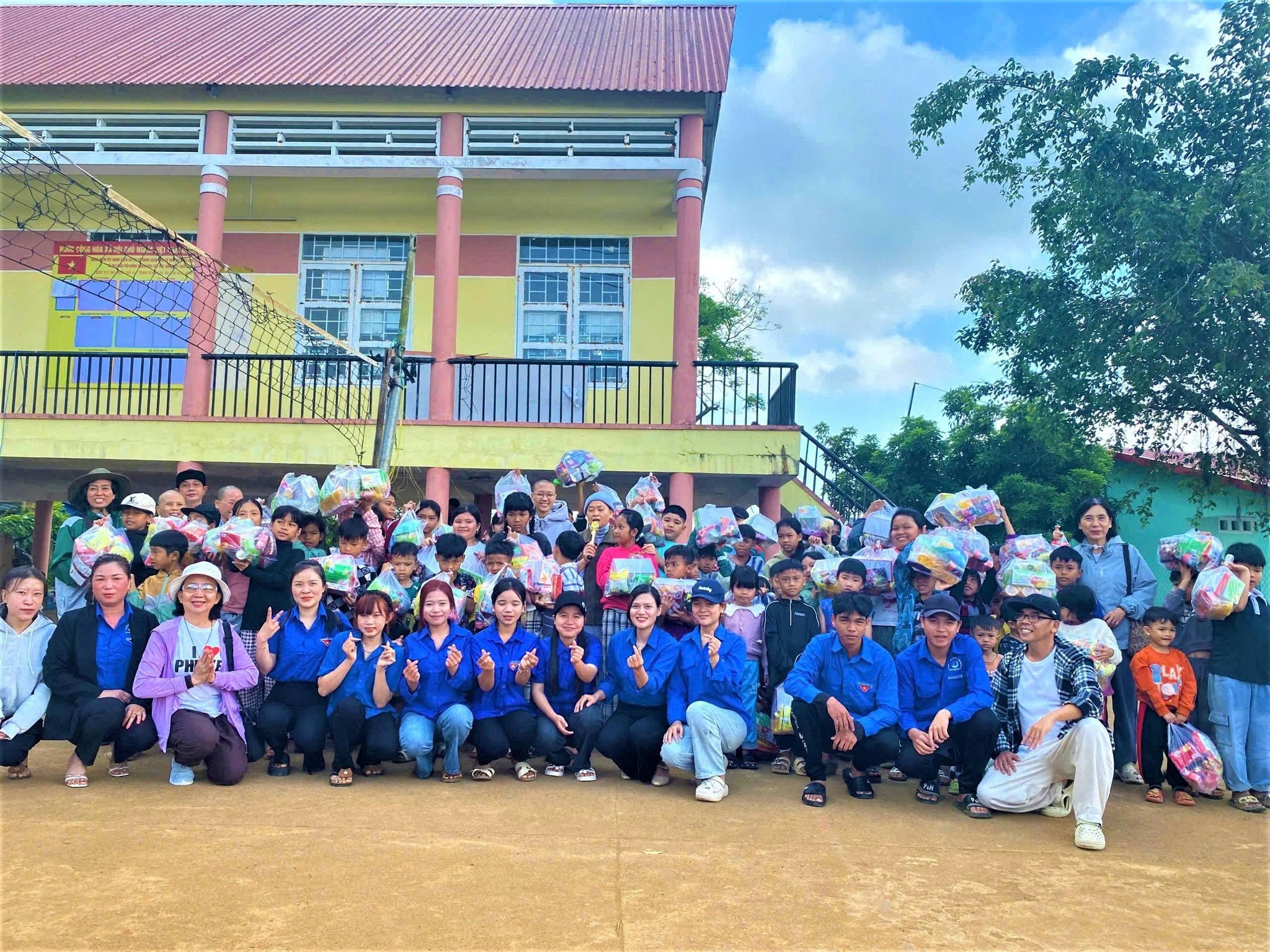 ĐOÀN THANH NIÊN XÃ TỔ CHỨC CHƯƠNG TRÌNH “XUÂN TÌNH NGUYỆN” TẠI THÔN HÒA NGÃI