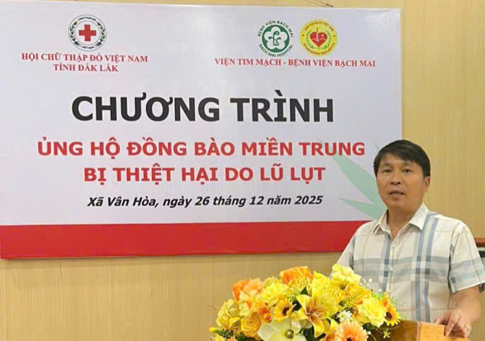 XÃ VÂN HÒA TỔ CHỨC TRAO QUÀ HỖ TRỢ CÁC HỘ DÂN BỊ ẢNH HƯỞNG MƯA LŨ