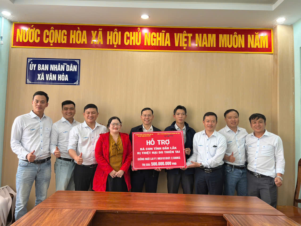 XÃ VÂN HÒA TIẾP NHẬN GIỐNG NGÔ LAI F1 HỖ TRỢ PHỤC HỒI SẢN XUẤT SAU THIÊN TAI