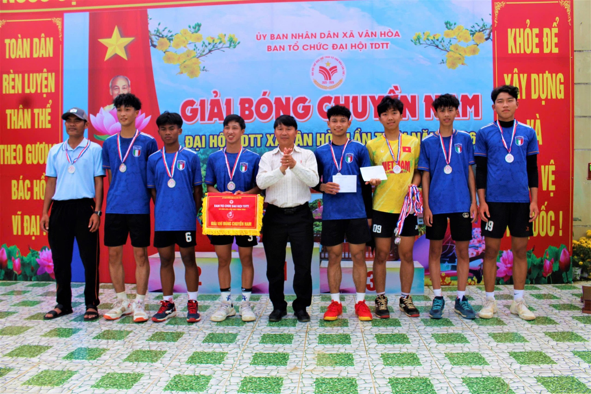 ĐỘI BÓNG CHUYỀN NAM THÔN PHONG HẬU GIÀNH CÚP VÔ ĐỊCH