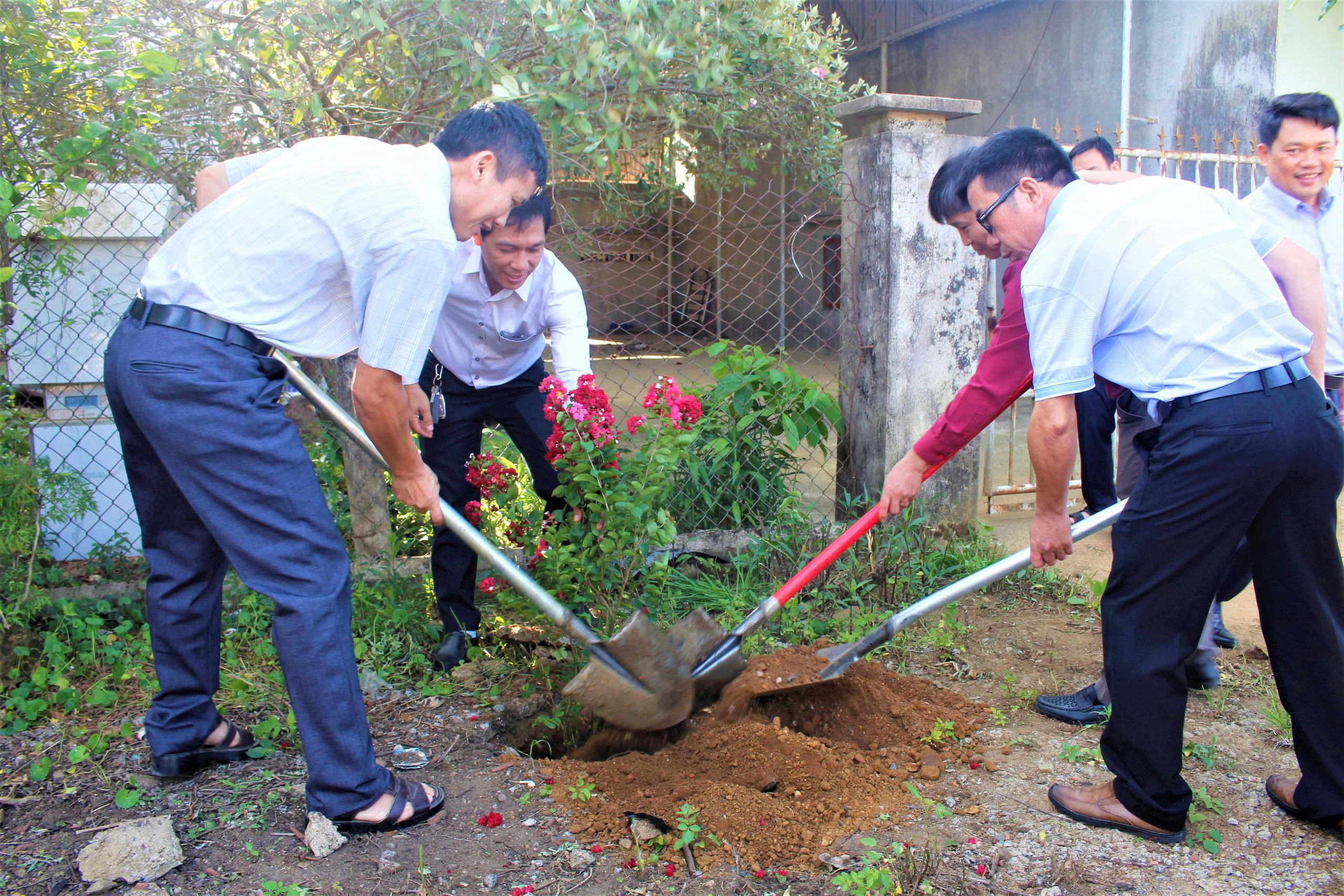 XÃ VÂN HÒA RA QUÂN HƯỞNG ỨNG PHONG TRÀO TOÀN DÂN CHUNG TAY BẢO VỆ MÔI TRƯỜNG, VÌ MỘT VIỆT NAM XANH-SẠCH-ĐẸP