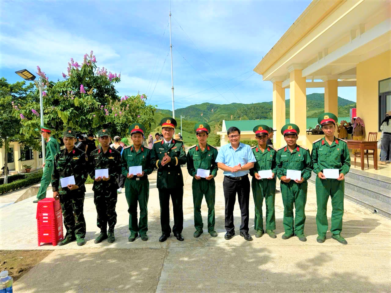 Đồng chí Bí thư Đảng ủy xã Vân Hòa thăm, động viên, tặng quà cho các chiến sĩ mới